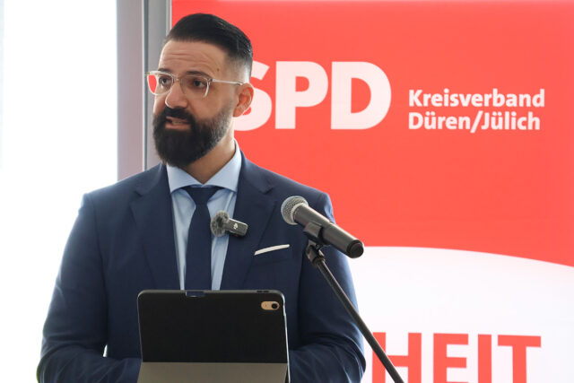 Mo Khomassi am Rednerpult