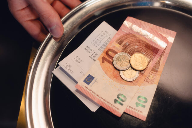 „Stimmt so!“ – Das Trinkgeld darf auch gern mal etwas üppiger ausfallen, so die Gewerkschaft NGG Aachen. „Denn wer in der Gastronomie arbeitet, der kann’s auch gebrauchen. Und für ein gut gemachtes Essen, für prompt und freundlich servierte Getränke sollte auch gutes Trinkgeld drin sein“, sagt Tim Lösch von der GastroGewerkschaft