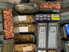 Waffen gefunden, Verdächtige verhaftet