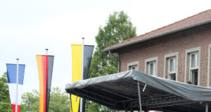 Flaggen, Demokratie und ein fliegendes Pferd