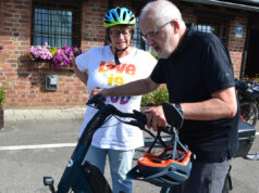 Mit Motor und Helm