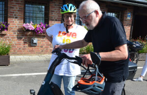 Mit Motor und Helm