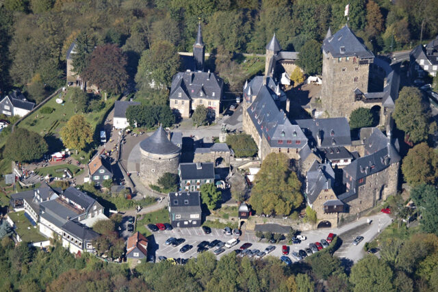 Luftaufnahme von Schloss Burg