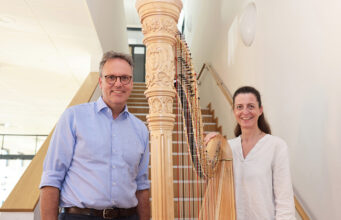 Mit der Harfe den Bauch streicheln